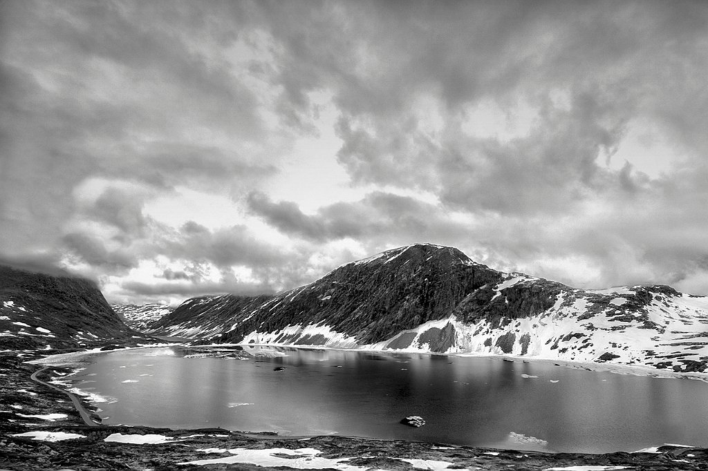12 - GIOVANNI ARTALE - GEIRANGER - LA TENEBROSITA' DEL LAGO DALSNIBBA.jpg
